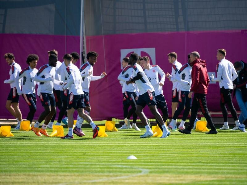 Die Spieler des FC Bayern demonstrieren beim Training vor der K.o.-Partie gegen den FC Villarreal den Zusammenhalt. Foto: Sven Hoppe/dpa