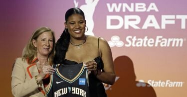 Nyara Sabally (r) posiert mit WNBA-Kommissarin Cathy Engelbert für ein&nbsp;Foto.&nbsp;Sie spielt zukünftig für New York Liberty. Foto: Adam Hunger/AP/dpa