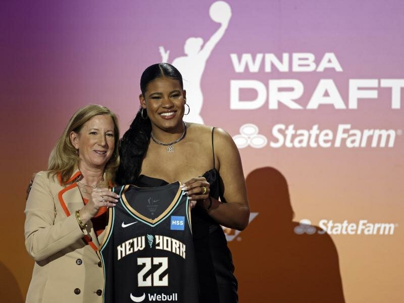 Nyara Sabally (r) posiert mit WNBA-Kommissarin Cathy Engelbert für ein&nbsp;Foto.&nbsp;Sie spielt zukünftig für New York Liberty. Foto: Adam Hunger/AP/dpa