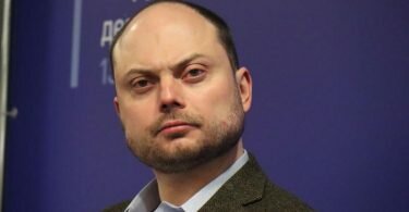 Wladimir Kara-Mursa, russischer Oppositioneller, sitzt bei einer Versammlung der russischen Opposition, den sogenannten «Vereinigten Demokraten». Foto: Hannah Wagner/dpa