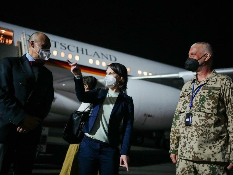 Bundesaußenministerin Annalena Baerbock wird auf dem Flughaen in Bamako vom deutschen Botschafter Dietrich Pohl (l) und Militärattaché Carsten Boos empfangen. Foto: Kay Nietfeld/dpa