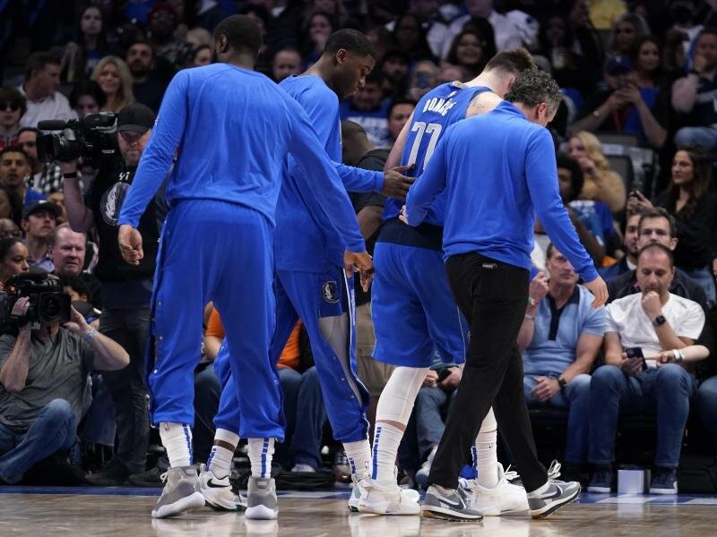 Luka Doncic (2.v.r.) hat sich im Spiel gegen die Spurs an der Wade verletzt. Foto: Tony Gutierrez/AP/dpa