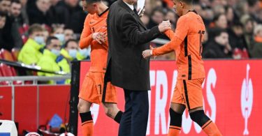 Oranje-Trainer Louis van Gaal (M) beim Länderspiel gegen Deutschland Ende März in Amsterdam. Foto: Federico Gambarini/dpa