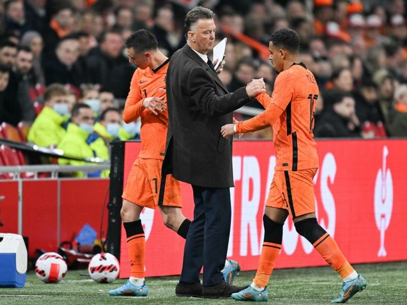 Oranje-Trainer Louis van Gaal (M) beim Länderspiel gegen Deutschland Ende März in Amsterdam. Foto: Federico Gambarini/dpa