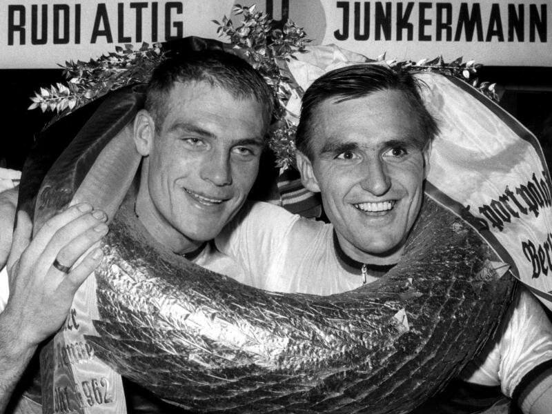 Hans «Hennes» Junkermann (r) und Rudi Altig nach dem Sieg beim Sechstagerennen in Berlin im Oktober 1962. Foto: -/dpa
