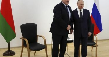 Kremlchef Wladimir Putin (r)trifft Alexander Lukaschenko, Präsident von Belarus. Foto: Mikhail Klimentyev/Pool Sputnik Kremlin/AP/dpa