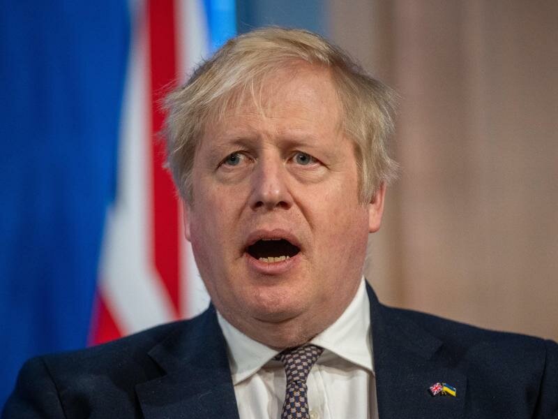 Boris Johnson muss nach der Affäre um verbotene Partys während des Corona-Lockdowns Strafe zahlen. Foto: Michael Kappeler/dpa