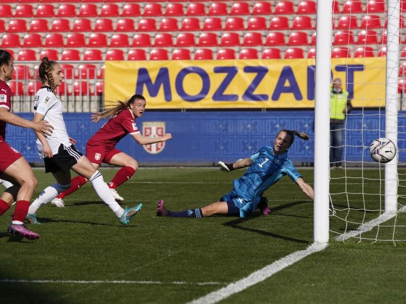 Allegra Poljak (2.v.r) aus Serbien erzielt das Tor zum 1:0 gegen Torhüterin Merle Frohms. Foto: Darko Vojinovic/AP/dpa