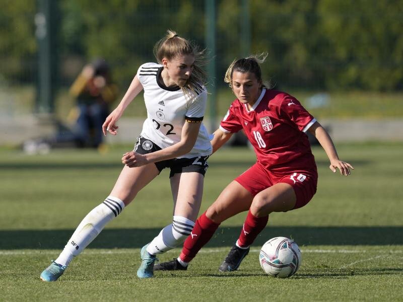 Emma Petrovic (r) aus Serbien kämpft mit Jule Brand um den Ballbesitz. Foto: Darko Vojinovic/AP/dpa