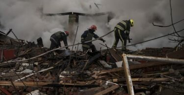 Feuerwehrleute arbeiten daran, ein Feuer nach einem russischen Angriff in Charkiw zu löschen. Foto: Felipe Dana/AP/dpa