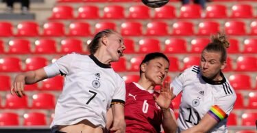 Die Serbin Nevena Damjanovic (M) versucht gegen Lea Schüller (l) und Alexandra Popp an den Ball zu kommen. Foto: Darko Vojinovic/AP/dpa