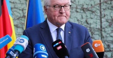 Bundespräsident Frank-Walter Steinmeier gibt in der deutschen Botschaft vor Pressevertretern eine Erklärung zur Reiseabsage nach Kiew. Foto: Jens Büttner/dpa