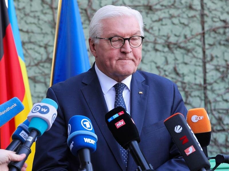 Bundespräsident Frank-Walter Steinmeier gibt in der deutschen Botschaft vor Pressevertretern eine Erklärung zur Reiseabsage nach Kiew. Foto: Jens Büttner/dpa
