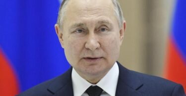 Wladimir Putin hält eine Rede in einer Raketenmontagehalle. Foto: Evgeny Biyatov/Pool Sputnik Kremlin/AP/dpa