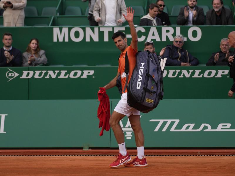 In Monaco überraschend früh ausgeschieden: Novak Djokovic.: Novak Djokovic winkt und geht nach Spielende vom Platz. Foto: Daniel Cole/AP/dpa