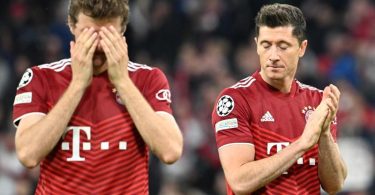 Thomas Müller und Robert Lewandowski reagieren stark enttäuscht nach dem Aus in der Champions League. Foto: Angelika Warmuth/dpa