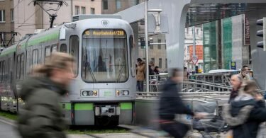 Das 9-Euro-Ticket für den Nahverkehr soll es ab 1. Juni geben. Foto: Sina Schuldt/dpa