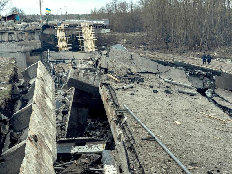 Eine Brücke in der Region Kiew, die während des Rückzugs des russischen Militärs zerstört worden ist. Foto: -/Ukrinform/dpa