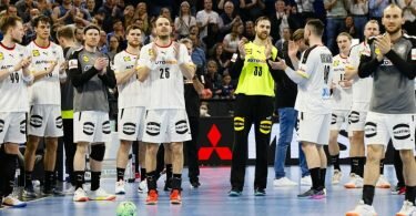 Deutschlands Spieler feiern mit den Zuschauern den Heimsieg gegen die Färöer. Foto: Frank Molter/dpa