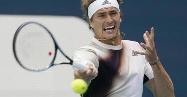 Steht in Monte Carlo im Achtelfinale: Alexander Zverev in Aktion. Foto: Marta Lavandier/AP/dpa