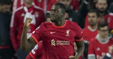 Liverpools Ibrahima Konate feiert sein Tor zum 1:0 gegen Benfica Lissabon. Foto: Jon Super/AP/dpa