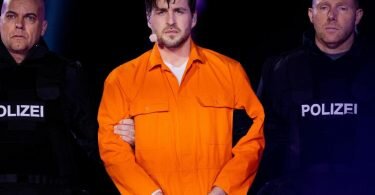 Denkwürdige Szenen: In der RTL-Inszenierung von «Die Passion» wird Jesus - alias Alexander Klaws - von deutschen Polizisten verhaftet. Foto: Rolf Vennenbernd/dpa