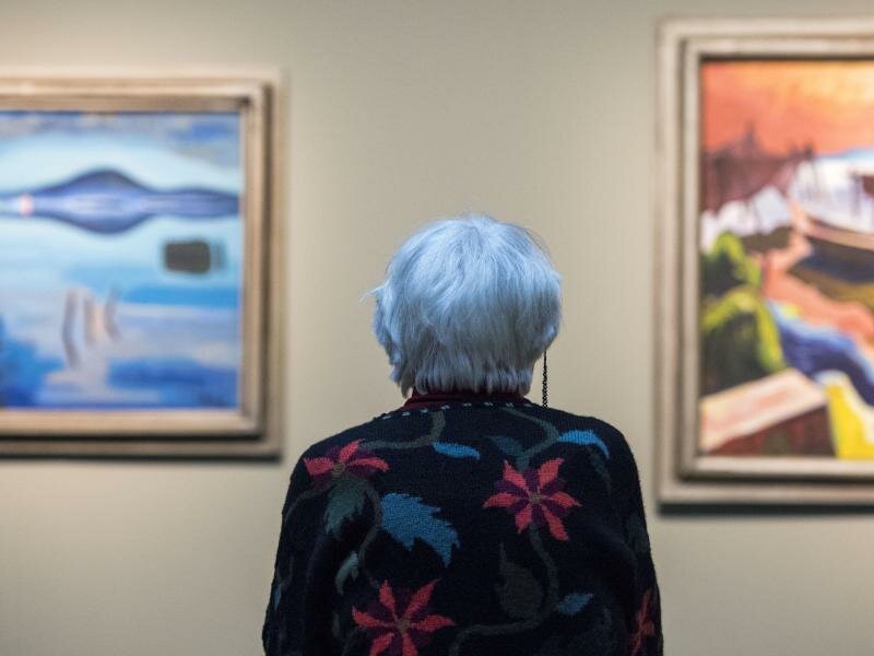 Für die Aktivierung eignet sich alles, was die Sinne anspricht - zum Beispiel farbenfrohe Bilder. In einigen Museen gibt es Ausstellungen, die sich speziell an Demenzkranke richten. Foto: Malte Christians/dpa/dpa-tmn