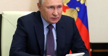 Rund zwei Wochen nach der Umstellung auf Rubel-Zahlungen für russisches Gas hat Kremlchef Putin angeblich durch westliche Banken verschuldete Zahlungsausfälle beklagt. Foto: Mikhail Klimentyev/Pool Sputnik Kremlin/AP/dpa