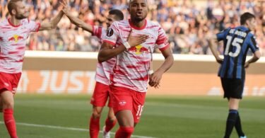 Torschütze Christopher Nkunku (M) feiert mit seinen Teamkollegen die Führung in Bergamo. Foto: Jan Woitas/dpa