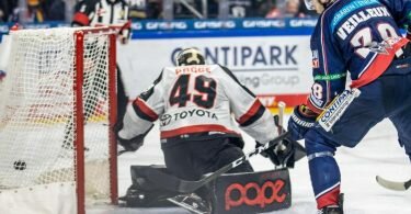 Zach Boychuk von den Eisbären Berlin schießt das Tor zum 2:0 vorbei an Justin Pogge, dem Torhüter der Kölner Haie. Foto: Andreas Gora/dpa
