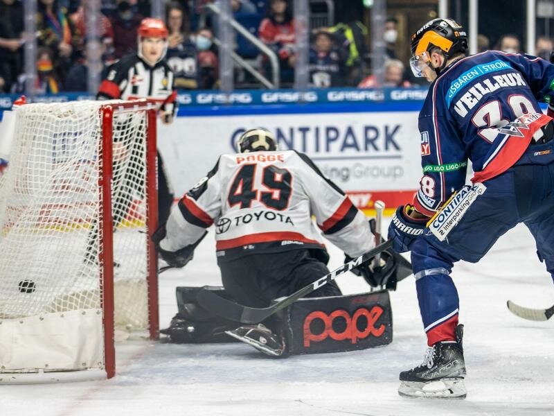 Zach Boychuk von den Eisbären Berlin schießt das Tor zum 2:0 vorbei an Justin Pogge, dem Torhüter der Kölner Haie. Foto: Andreas Gora/dpa
