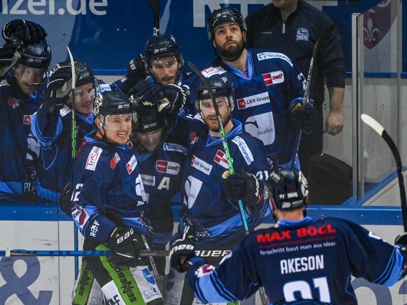 Die Mannschaft von Straubing jubelt nach dem Treffer zum 4:1 gegen Mannheim. Foto: Armin Weigel/dpa