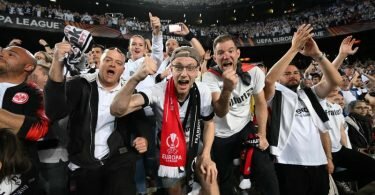 Alle in weiß: Das Camp Nou war gegen die Eintracht ganz in Frankfurter Hand. Foto: Arne Dedert/dpa