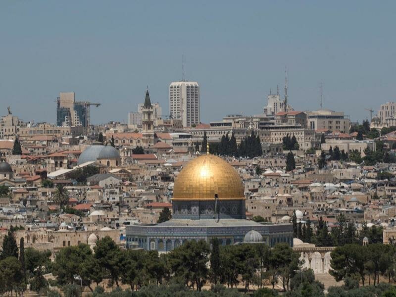 Viele Menschen sind für die Feiertage nach Jerusalem gereist. Foto: Atef Safadi/EPA/dpa