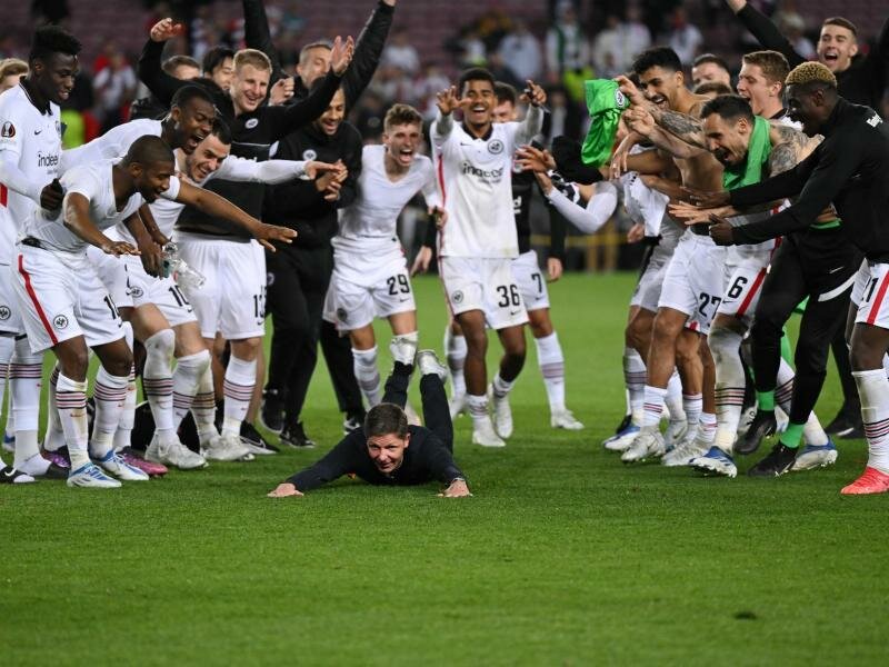 «Diver» im Camp Nou: Eintracht-Coach Oliver Glasner (M) feiert mit seinen Spielern vor den tausenden Frankfurter Fans. Foto: Arne Dedert/dpa