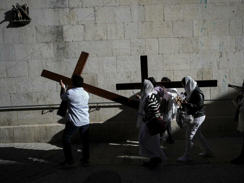 Die Prozession ist am Freitag durch die Altstadt von Jerusalem gezogen. Foto: Ariel Schalit/AP/dpa