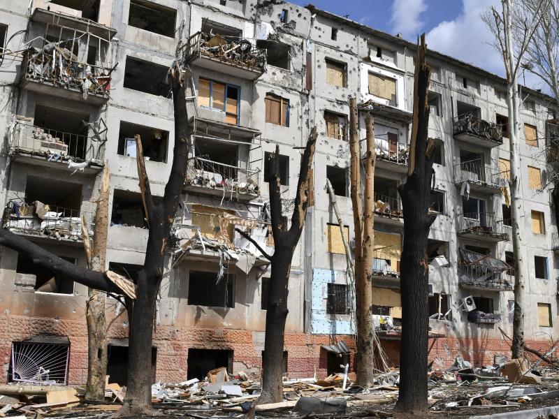 Blick auf einen durch Beschuss beschädigten Wohnblock in Kramatorsk. Foto: Andriy Andriyenko/AP/dpa
