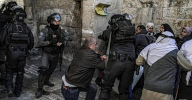 Israelische Sicherheitskräfte gehen bei Zusammenstößen mit Palästinensern auf dem Al-Aqsa-Gelände in Jerusalem an einem Kontrollpunkt in Stellung. Foto: Ilia Yefimovich/dpa