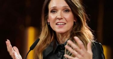 Papst Franziskus könne nicht zugeben, dass «jemand Scheiße gebaut hat», kritisiert Komikerin Carolin&nbsp;Kebekus. Foto: Henning Kaiser/dpa