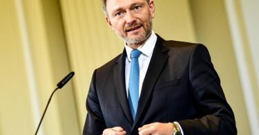 FDP-Finanzminister Christian Lindner erteilt der Forderung, den Solidaritätszuschlag wieder voll einzuführen, eine Absage. Foto: Fabian Sommer/dpa