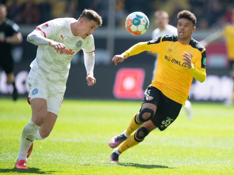 Holstein Kiel (hier Phil Neumann) konnte zumindest einen Punkt aus Dresden mit nehmen. Foto: Sebastian Kahnert/dpa