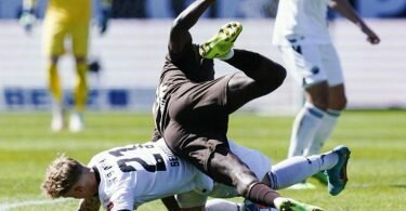Nils Seufert (l) erkämpfte sich mit Sandhausen noch einen Punkt gegen Aufstiegsanwärter St. Pauli. Foto: Uwe Anspach/dpa