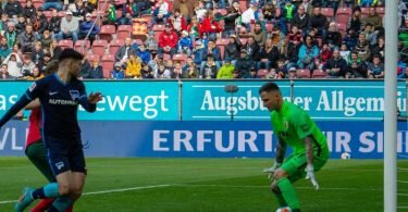 Suat Serdar (l) traf für Hertha in Augsburg zur Führung. Foto: Stefan Puchner/dpa