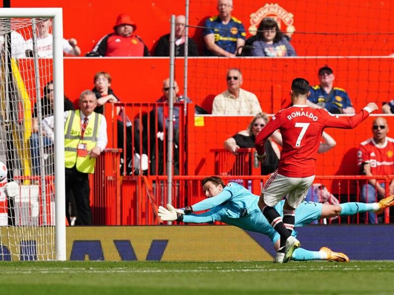 Cristiano Ronaldo (r) traf für Manchester United dreifach. Foto: Martin Rickett/PA Wire/dpa