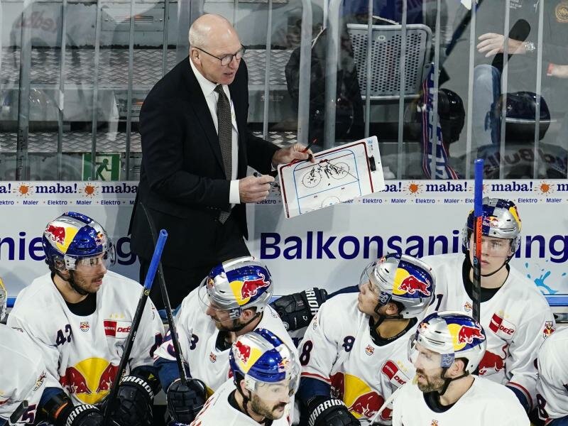 Das Münchner Team von Trainer Don Jackson (oben) steht im Halbfinale. Foto: Uwe Anspach/dpa