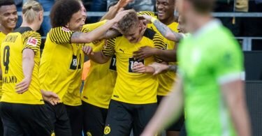 Der Dortmunder Tom Rothe (3.v.r.) wird von seinen BVB-Kollegen gefeiert. Foto: Bernd Thissen/dpa