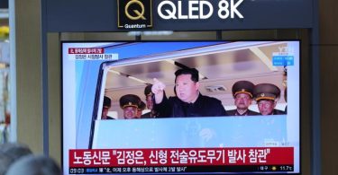 Ein Fernsehbildschirm in Seoul zeigt eine Nachrichtensendung, in der über Nordkoreas angeblichen Test einer neuartigen «Lenkwaffe» berichtet wird. Foto: Lee Jin-Man/AP/dpa