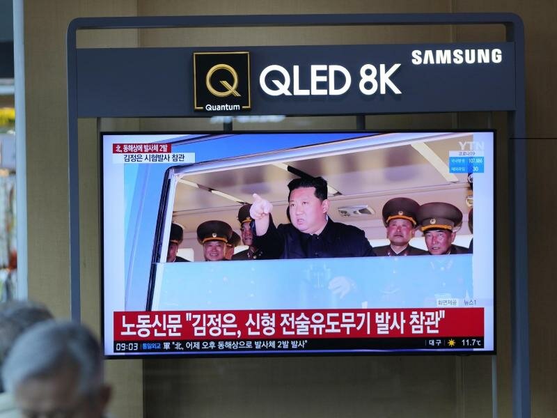 Ein Fernsehbildschirm in Seoul zeigt eine Nachrichtensendung, in der über Nordkoreas angeblichen Test einer neuartigen «Lenkwaffe» berichtet wird. Foto: Lee Jin-Man/AP/dpa