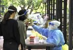 Bewohnerinnen einer Wohnanlage in Shanghai bei einem PCR-Test. Die Corona-Zahlen in der chinesischen Millionenmetropole bleiben trotz Lockdown hoch. Foto: -/kyodo/dpa