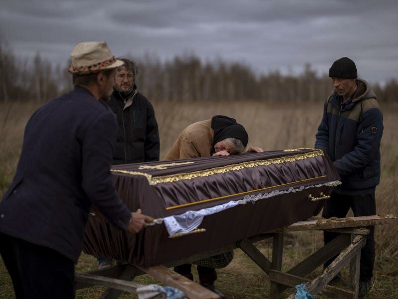 Die 70-jährige Nadiya Trubchaninova weint am Sarg ihres 48-jährigen Sohnes Vadym, der in Butscha durch einen Schuss der russischen Armee getötet wurde. Foto: Emilio Morenatti/AP/dpa
